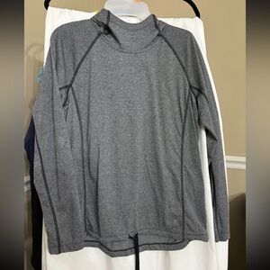 Under Armor Women’s Thread Bourne HeatGear Pullover Top Gray Size Medium